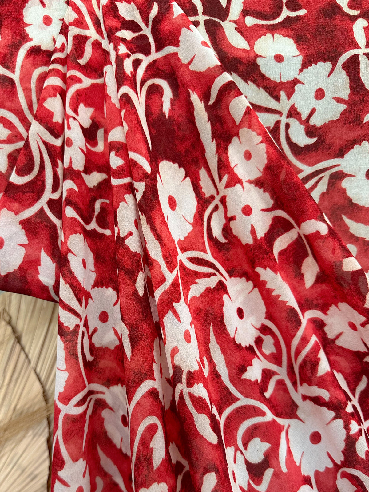 Gasa Estampada Floral en Rojo y Marfil