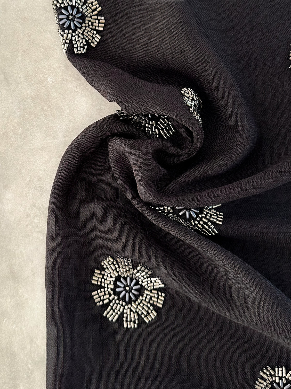 Tejido Bordado Floral Negro