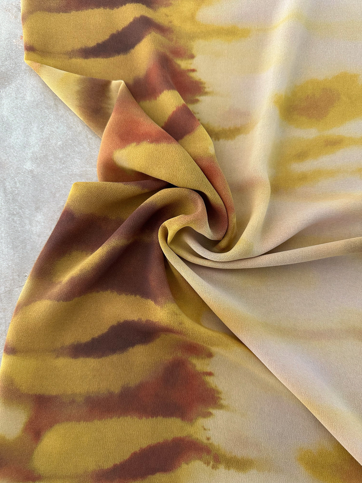 Gasa Estampada Abstracta en Amarillo, Terracota y Café