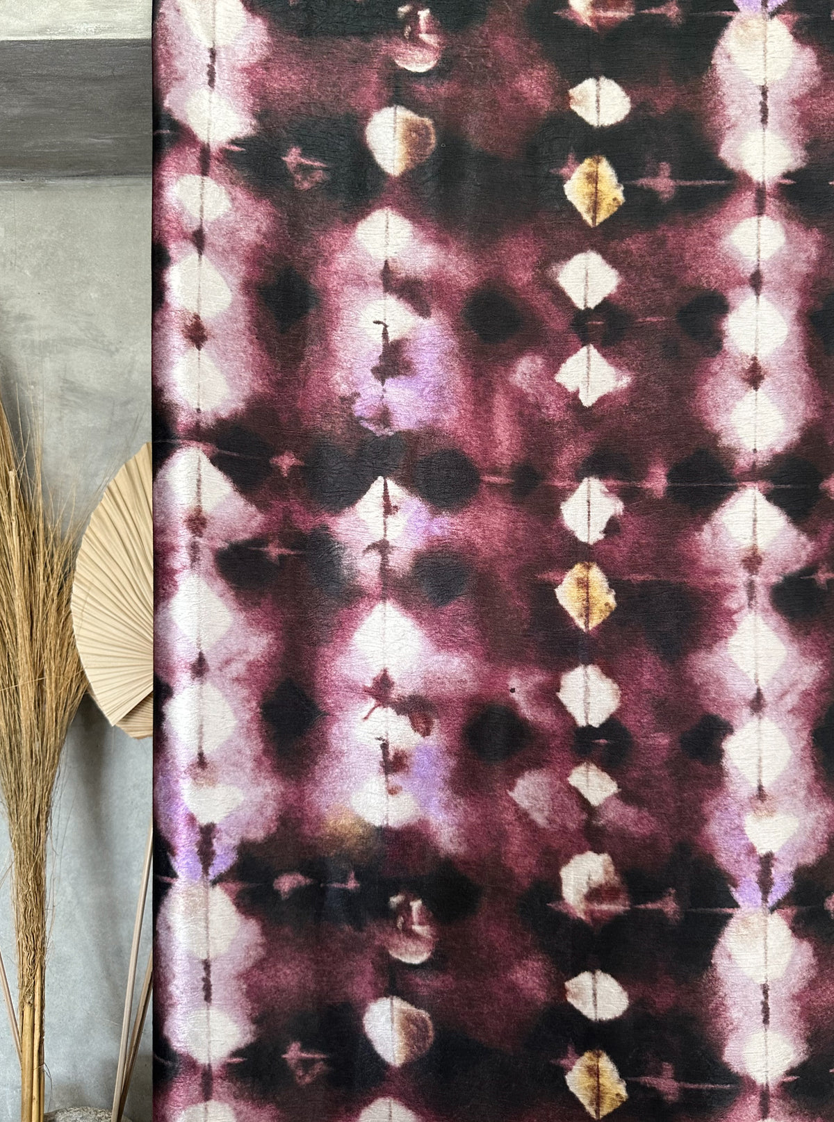 Satén Texturizado Estampado Tie Dye en Ciruela, Negro y Crudo