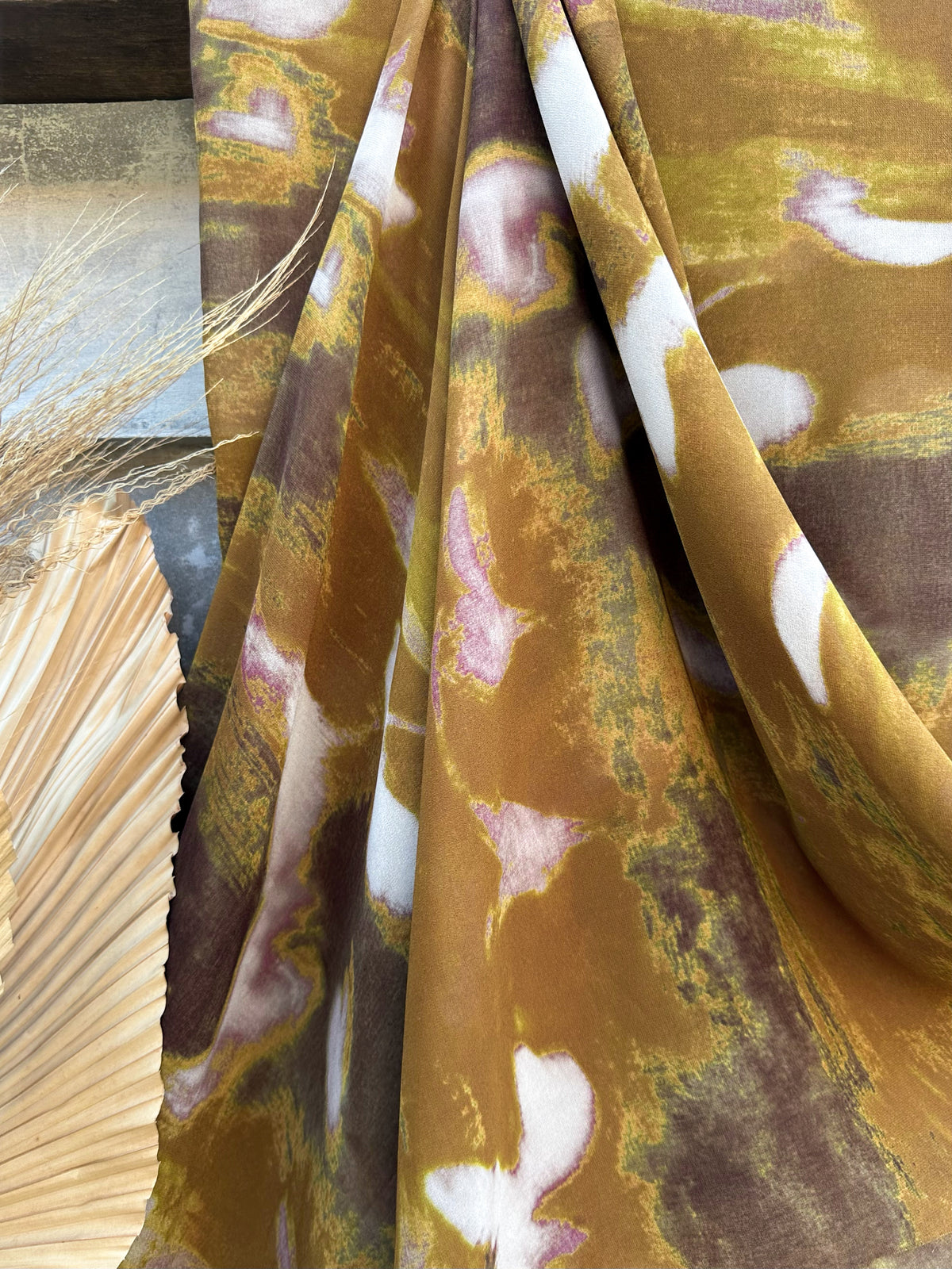 Gasa Estampada Abstracta en Mostaza y Taupe