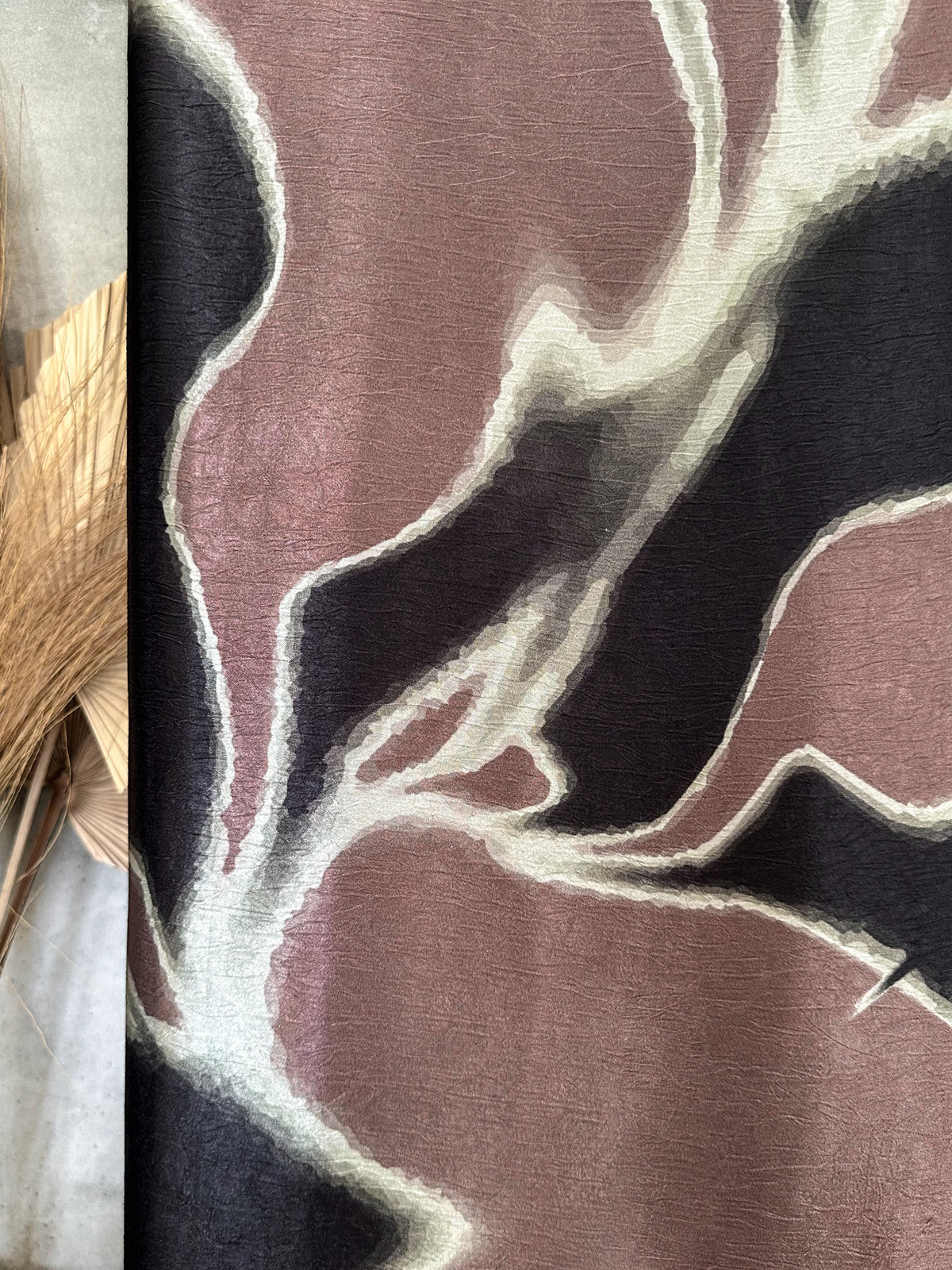 Satén Texturizado Estampado en Café Nude, Negro y Gris