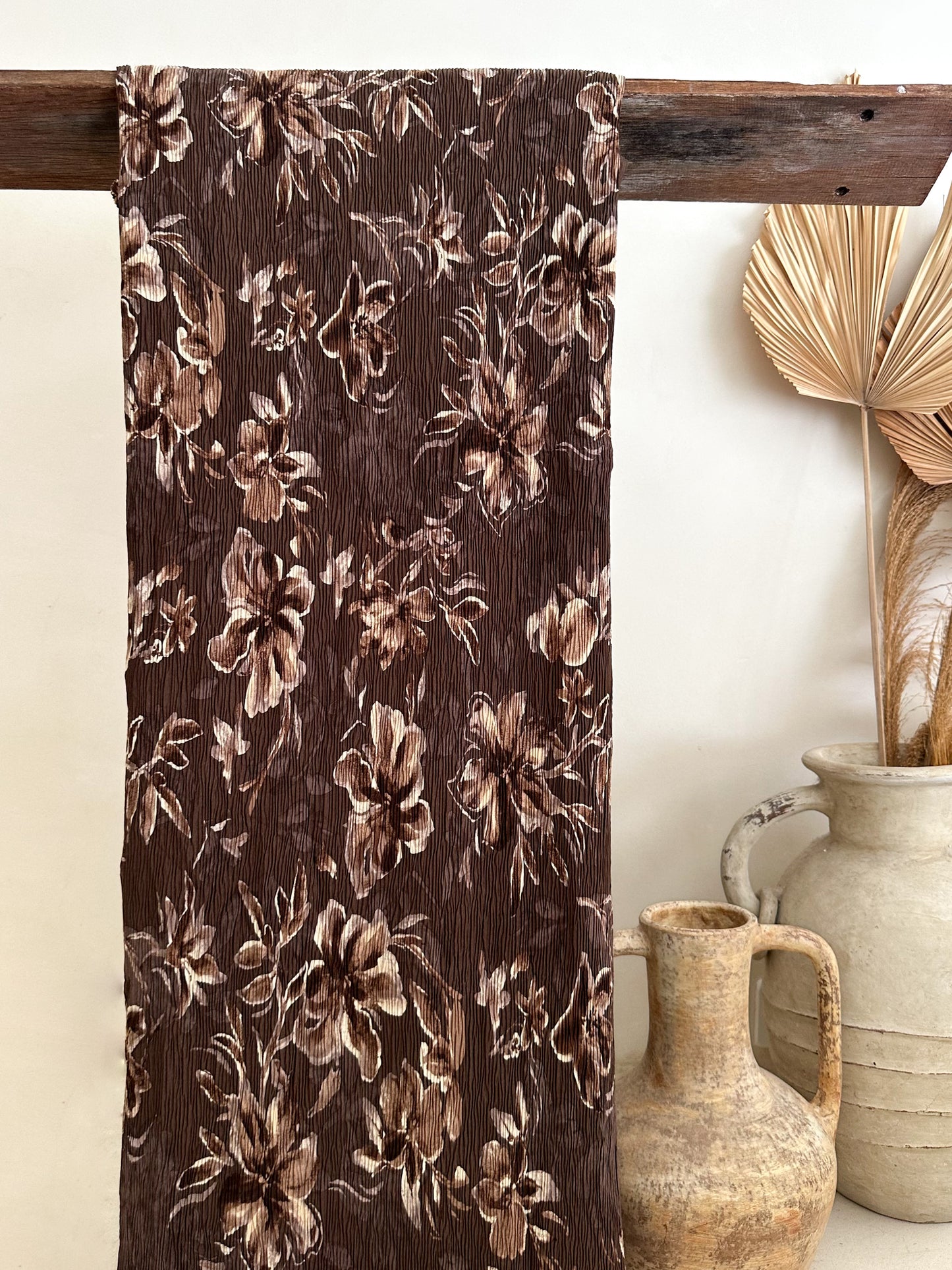 Tela Plisada Estampada Floral en Tonos Café y Crudo