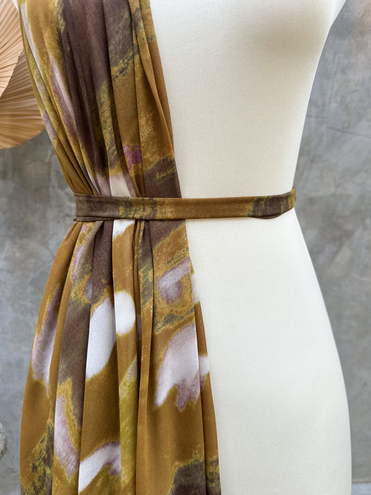 Gasa Estampada Abstracta en Mostaza y Taupe