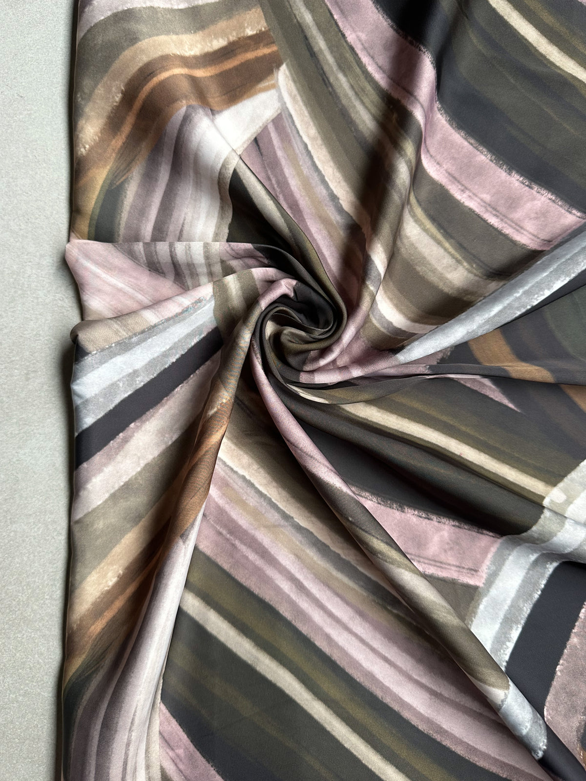 Satén Estampado Pinceladas Geométrico en Café, Rosa Nude y Gris