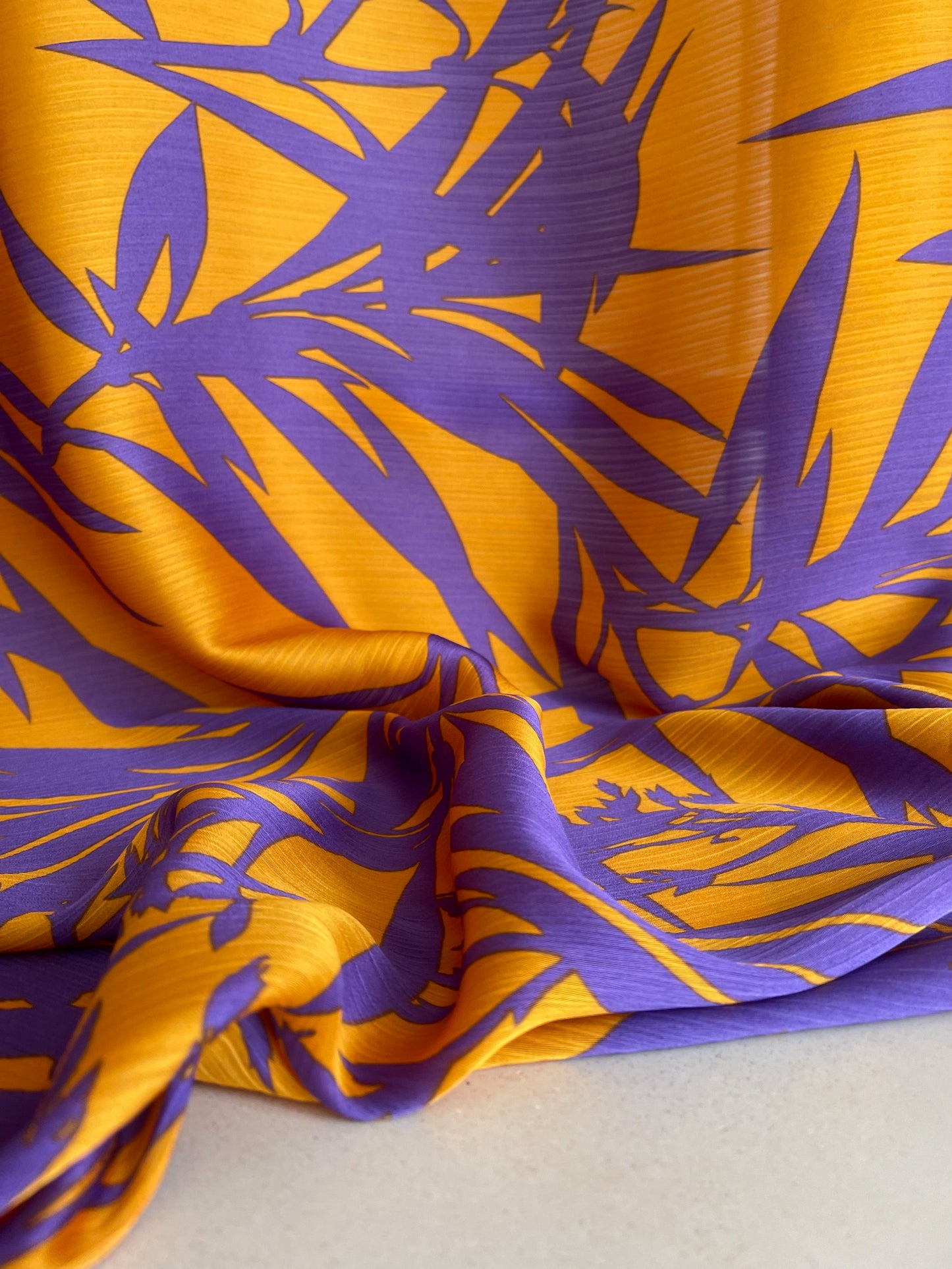 Tela Crepé Satén Crinkle Hojas Geométricas Naranja y Morado