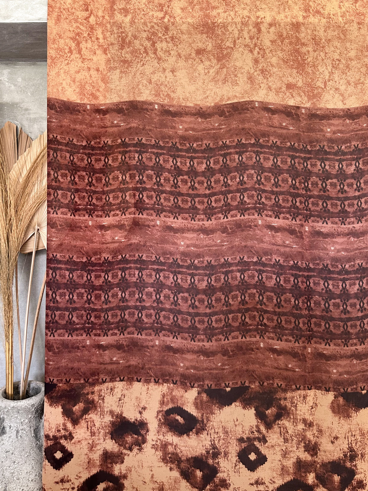 Gasa Estampada Étnica en Café y Terracota