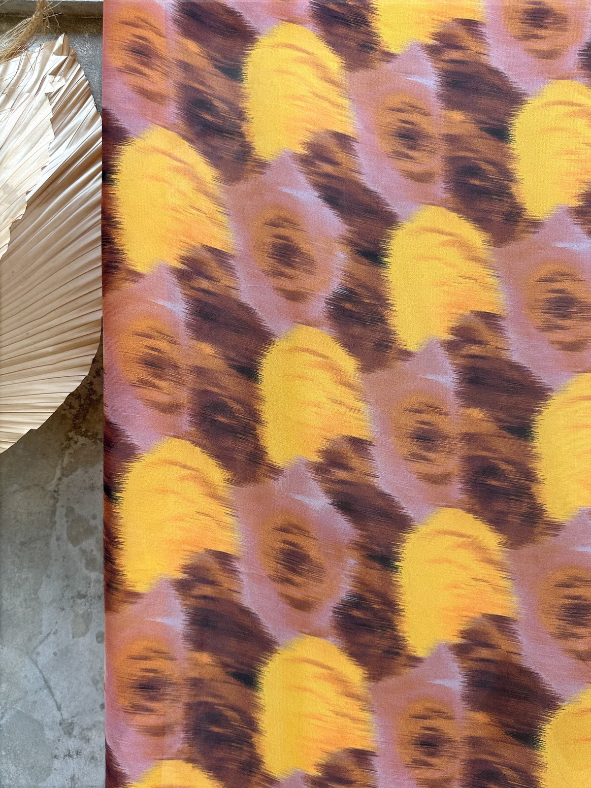 Gasa Estampada Abstracta en Mostaza y Malva