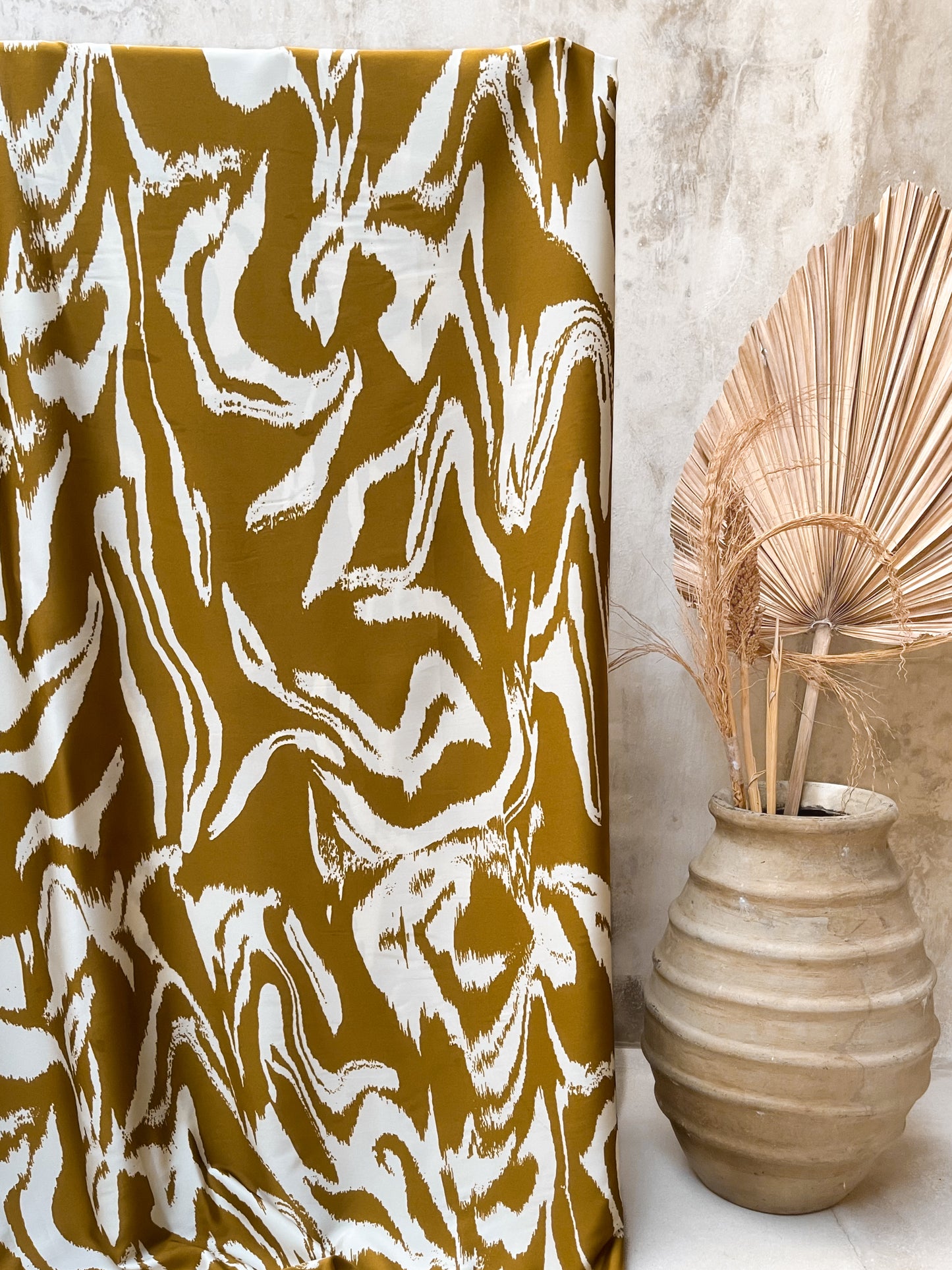 Tela Satén Estampado Mostaza y Crudo