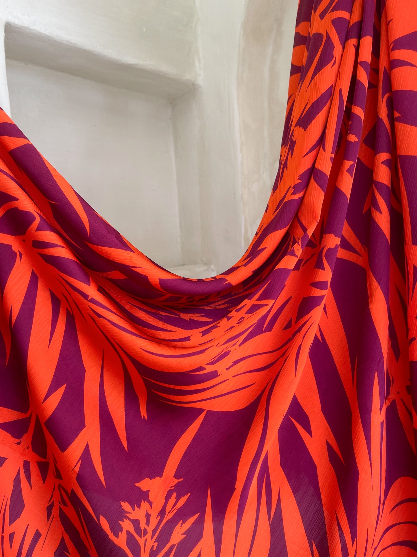 Tela Crepé Satén Crinkle Púrpura con Naranjo