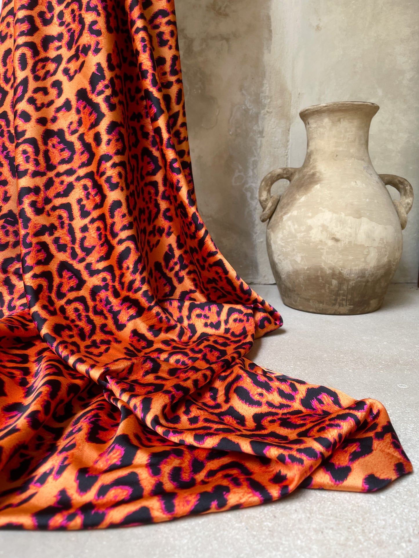 Tela Heavy Crepe Satén Animal Print en Naranja Intenso y Fucsia