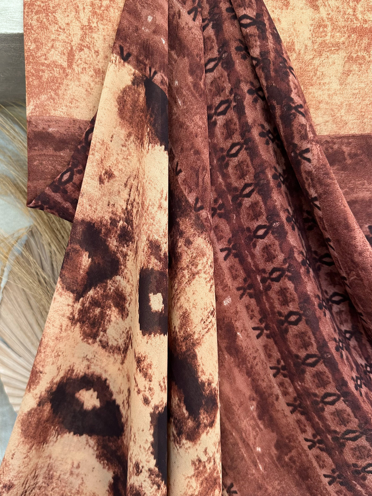 Gasa Estampada Étnica en Café y Terracota