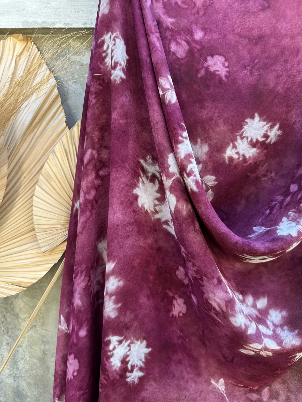 Gasa Estampada Floral en Magenta y Blanco