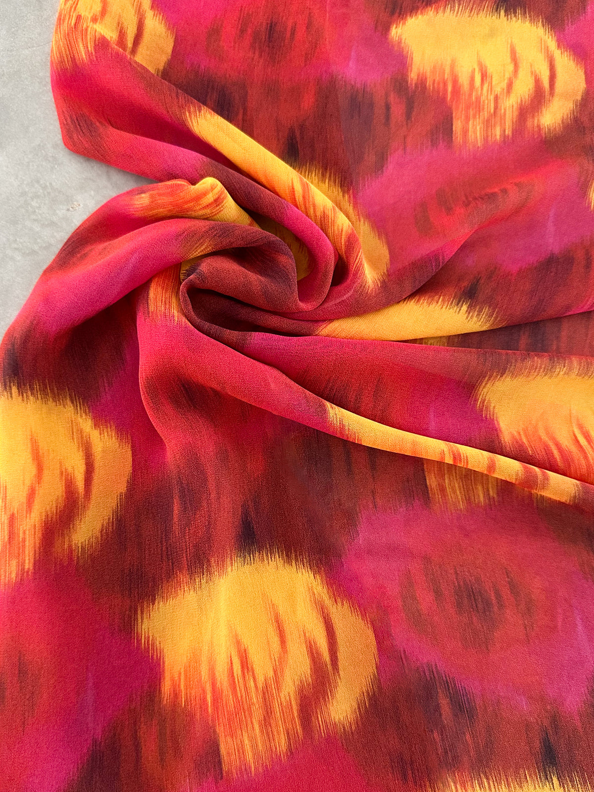 Gasa Estampada Abstracta en Fucsia y Mostaza