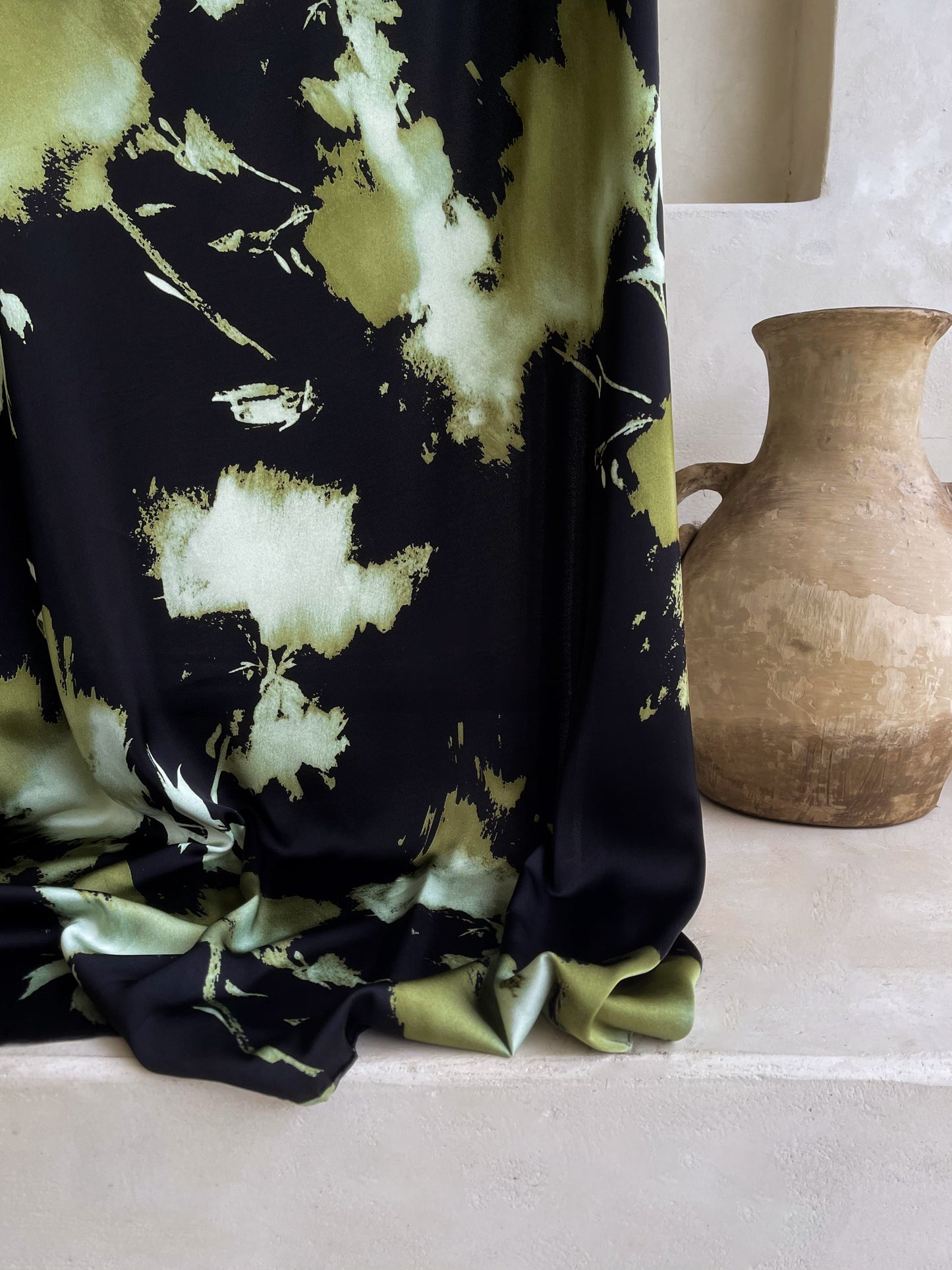 Tela Heavy Crepe Satén Estampado Abstracto en Verde Oliva y Negro Profundo