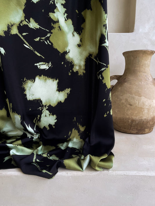 Tela Heavy Crepe Satén Estampado Abstracto en Verde Oliva y Negro Profundo