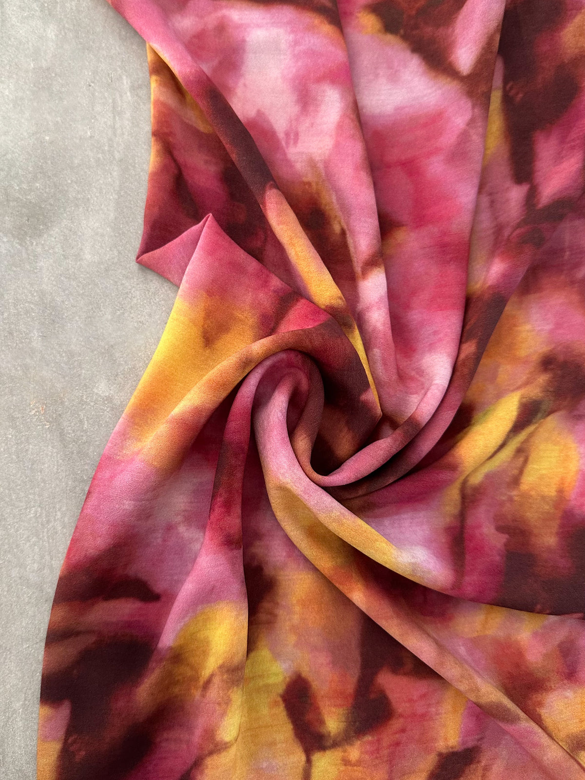 Crepé Estampado Floral Abstracto en Rosa y Mostaza