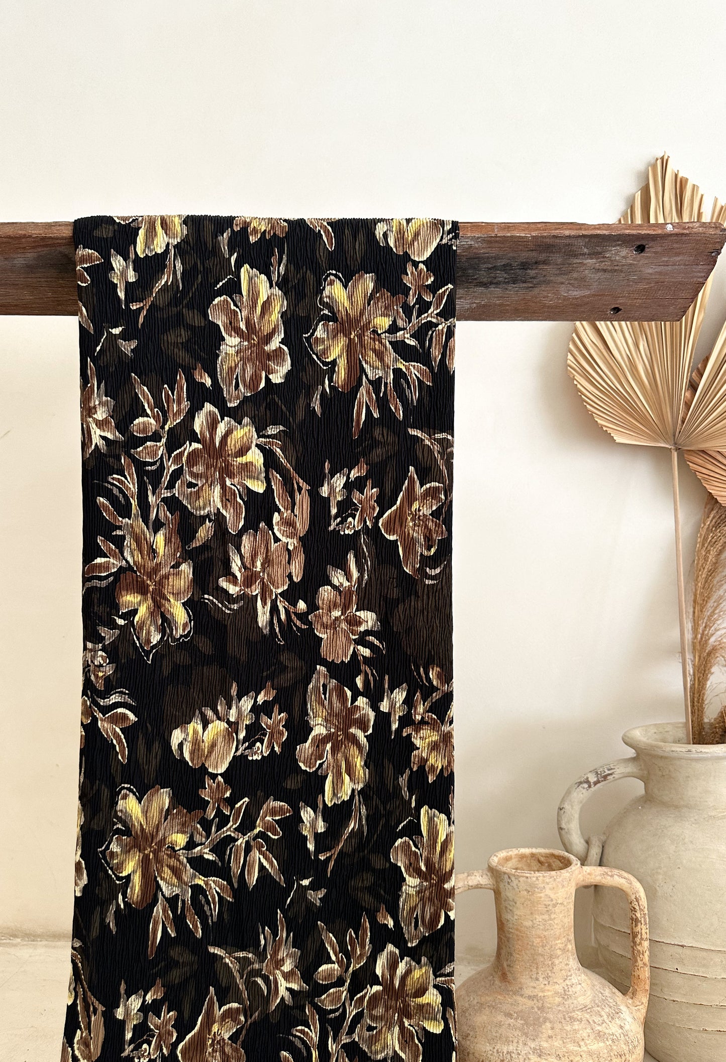 Tela Plisada Estampada Floral en Tonos Negro, Café y Mostaza