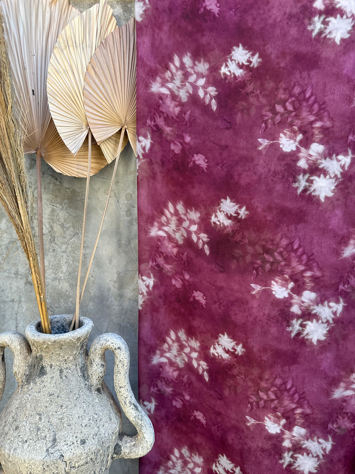 Gasa Estampada Floral en Magenta y Blanco