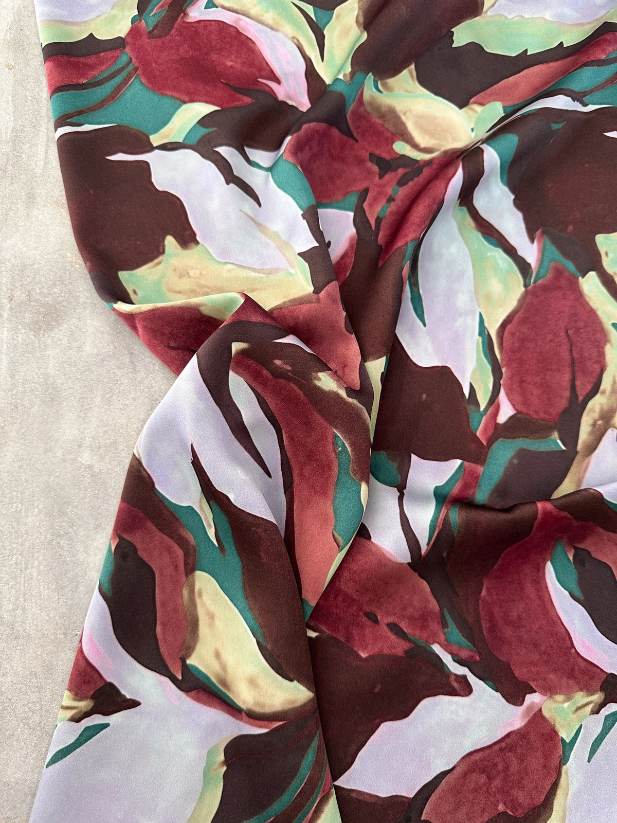 Satén Estampado Floral en Burdeo, Verde y Café