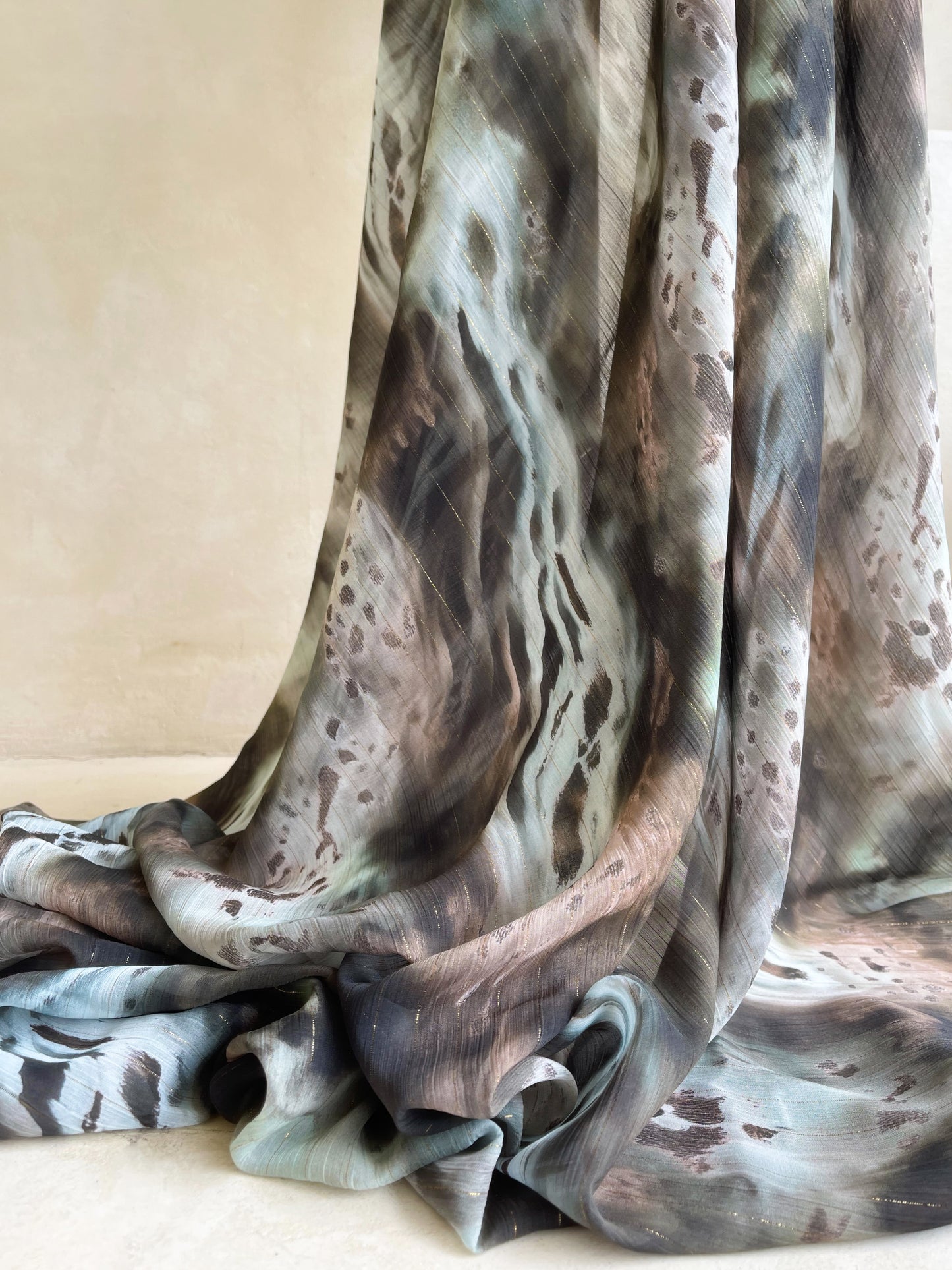 Tela Gasa Estampada en Tonos Tierra y Verde Agua con hilos de Lurex