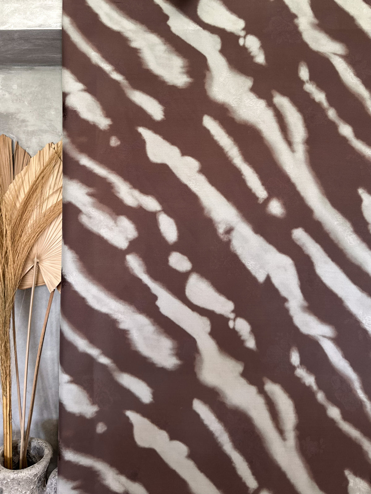Crepé Satén Jacquard Estampado en Café y Taupe