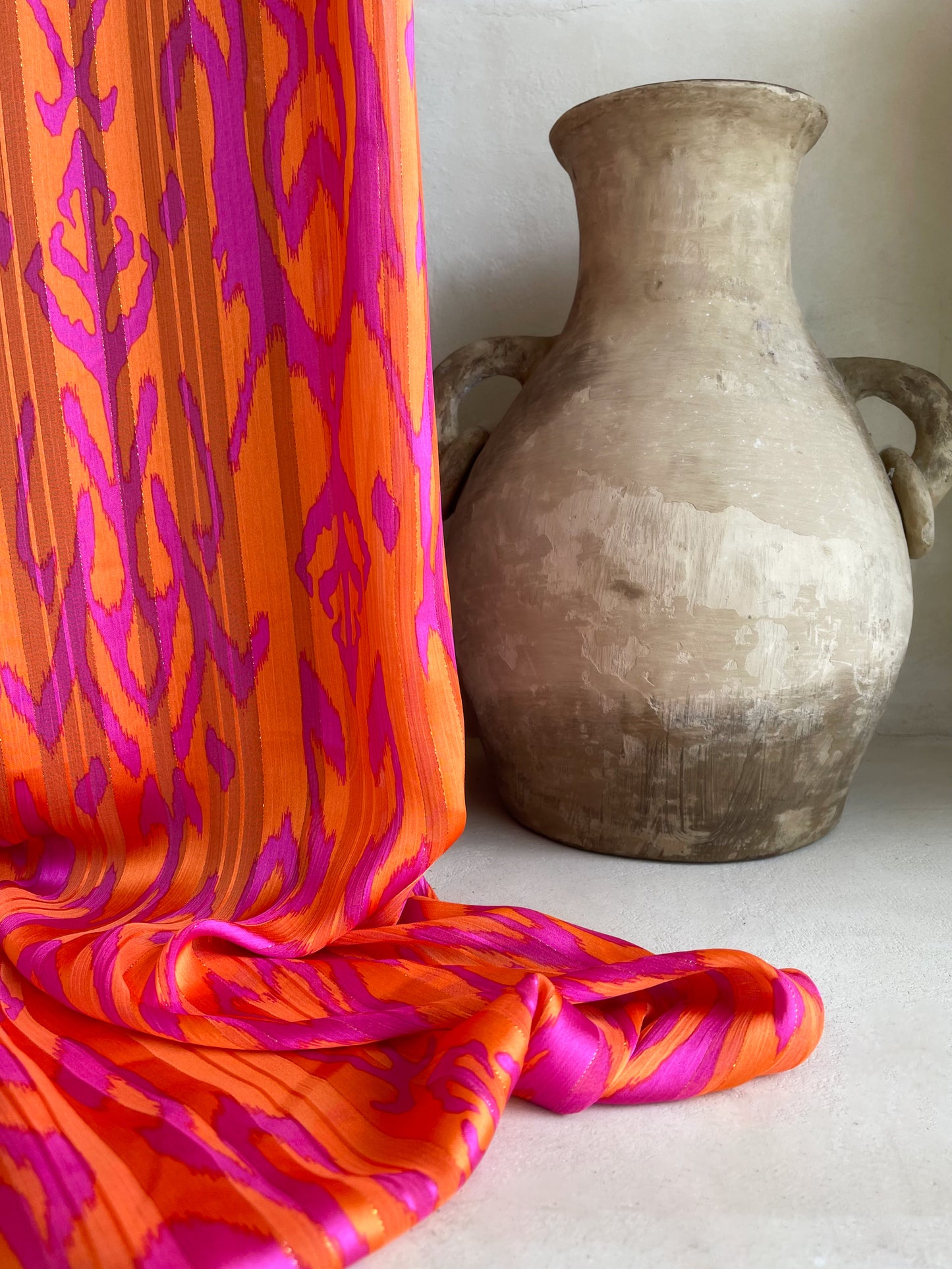 Tela Gasa Texturizada Naranja y Fucsia con Lurex Dorado
