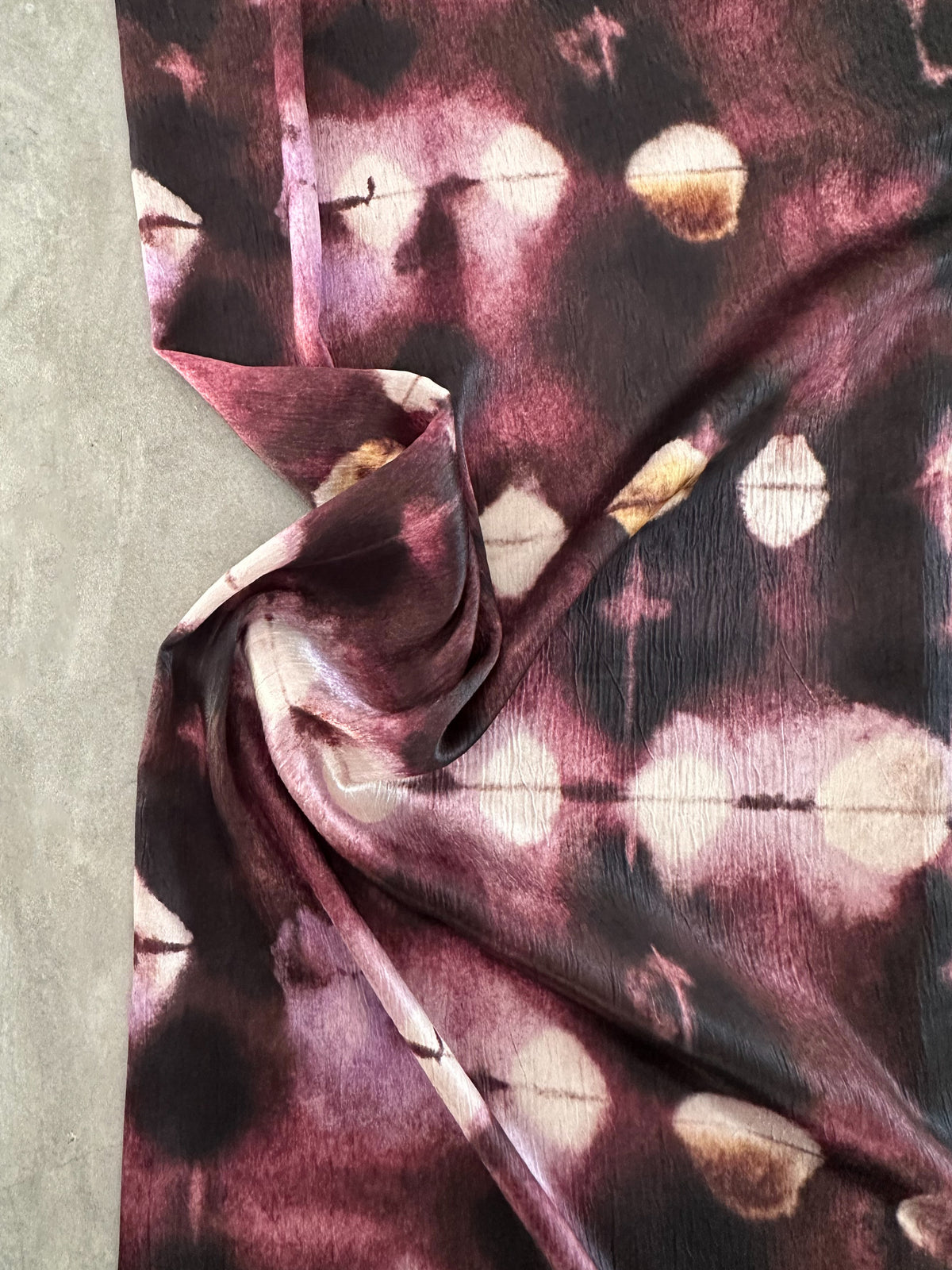 Satén Texturizado Estampado Tie Dye en Ciruela, Negro y Crudo