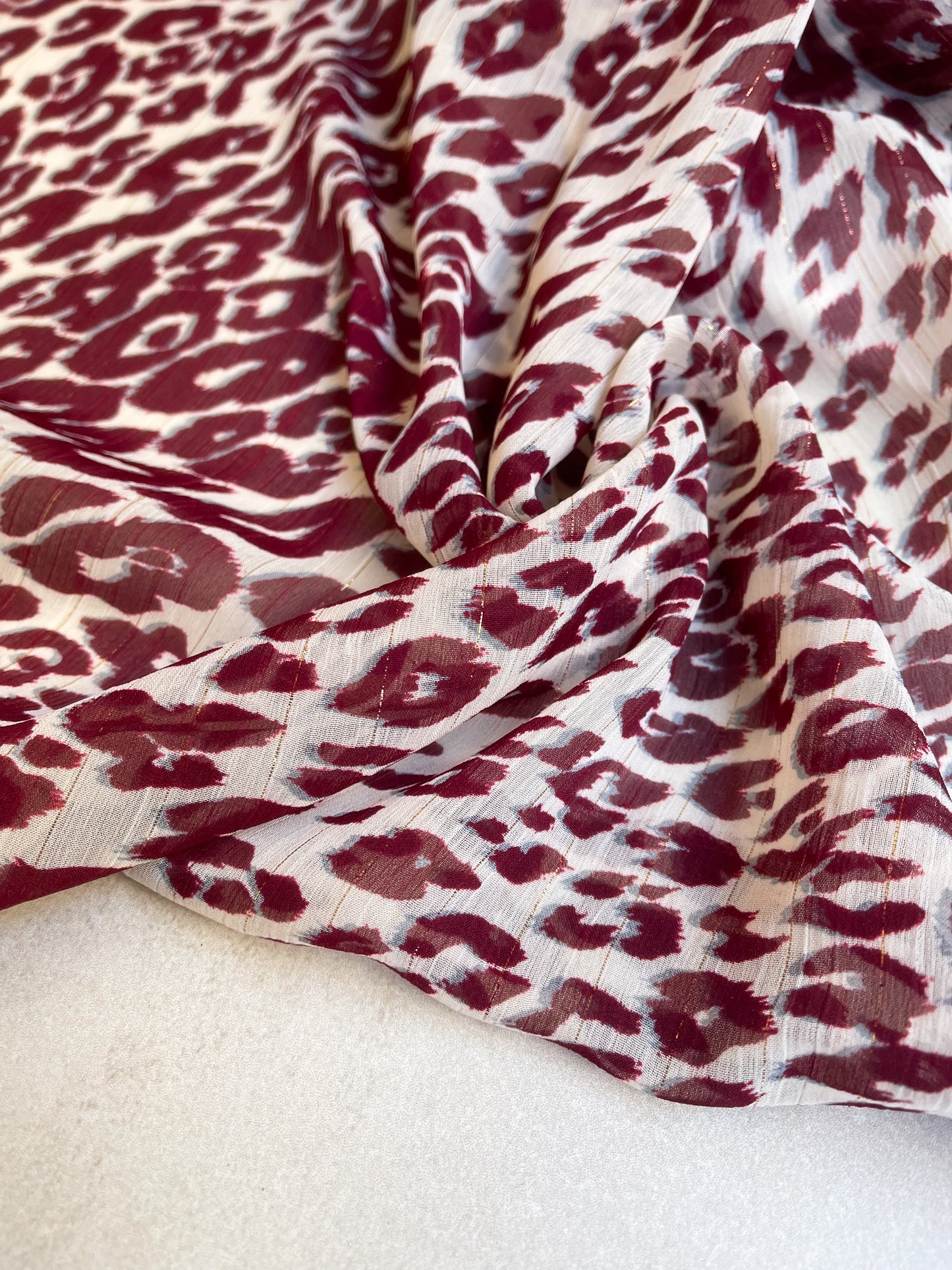 Tela Gasa Animal Print con Lurex en Burdeo y Beige