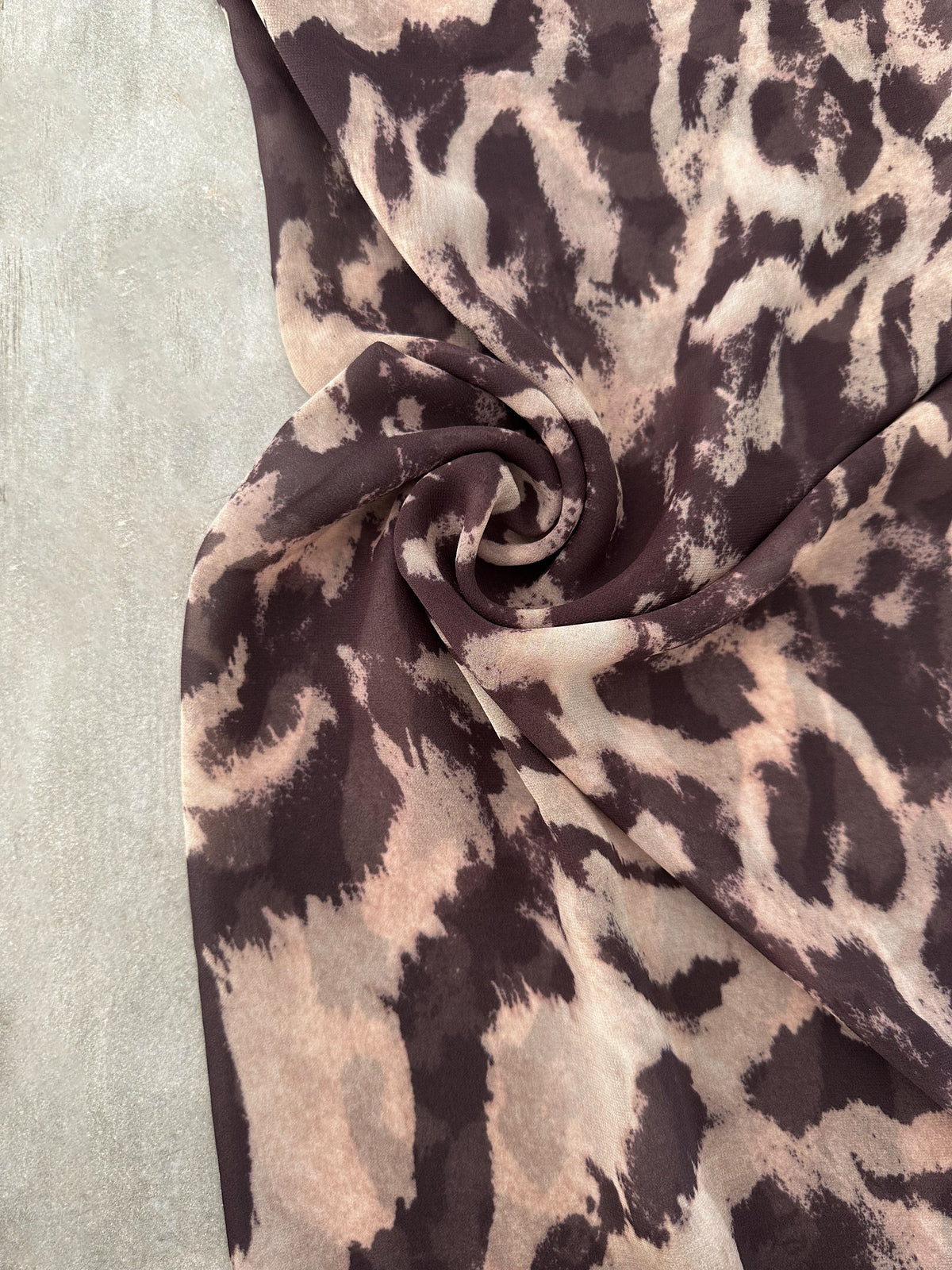 Gasa Estampada Animal Print Abstracto en Café y Beige