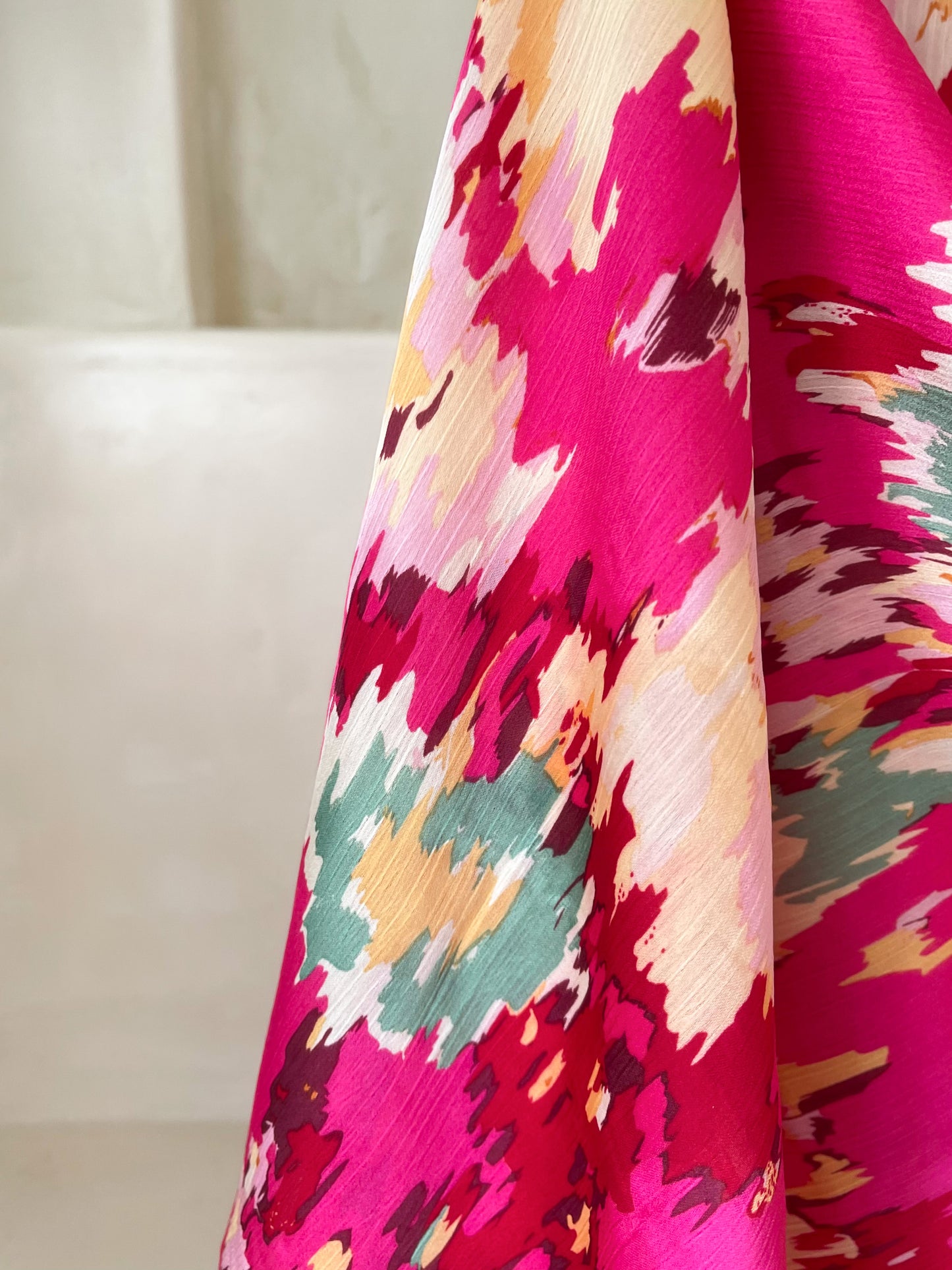 Tela Crepé Satén Crinkle Fucsia con Nude, Verde y Rojo