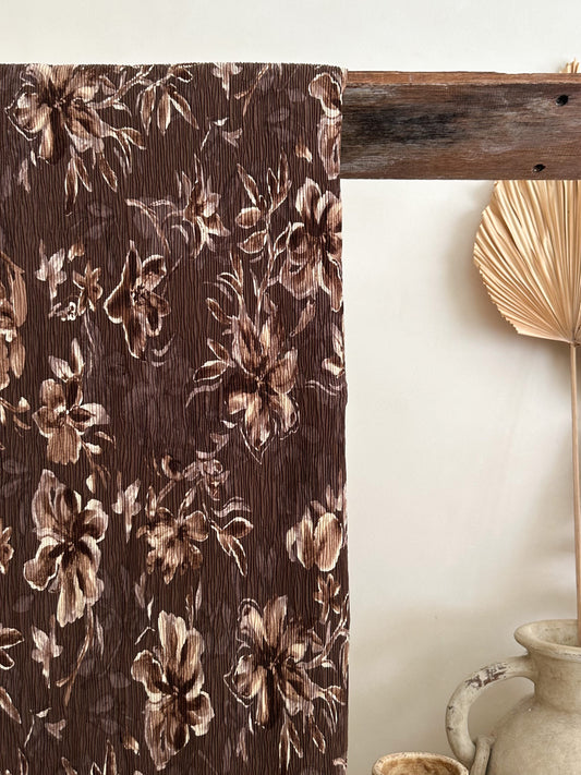 Tela Plisada Estampada Floral en Tonos Café y Crudo
