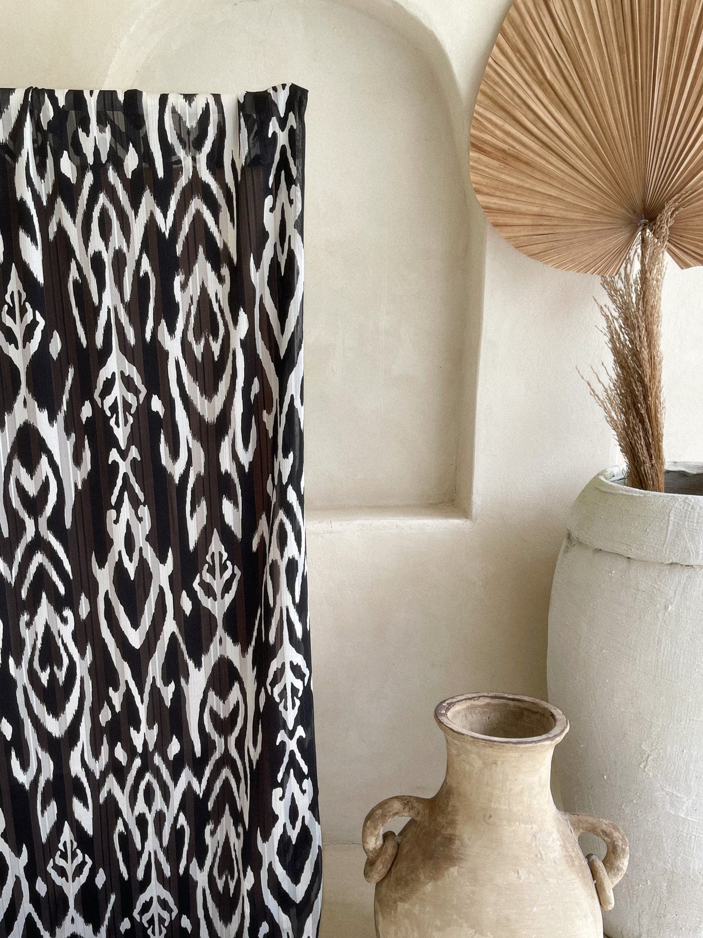 Tela Gasa Texturizada Negra y Blanco con Lúrex Dorado