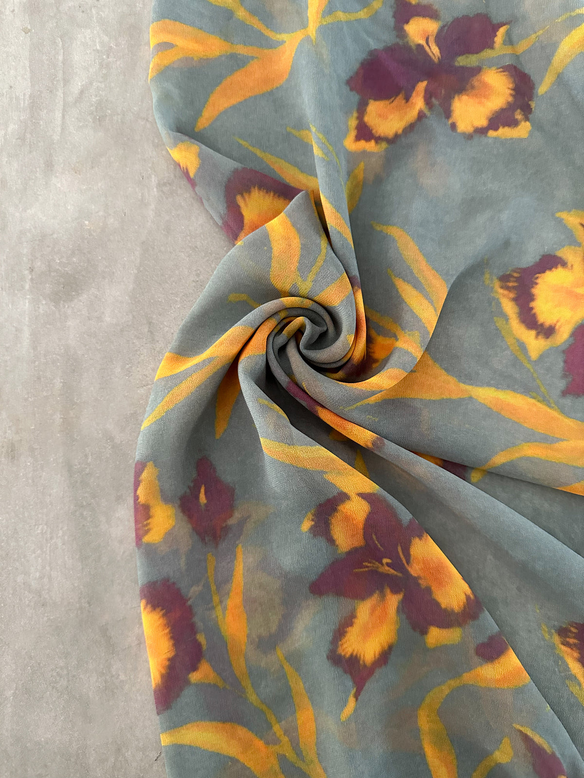 Gasa Estampada Floral en Gris Celeste, Mostaza y Burdeo