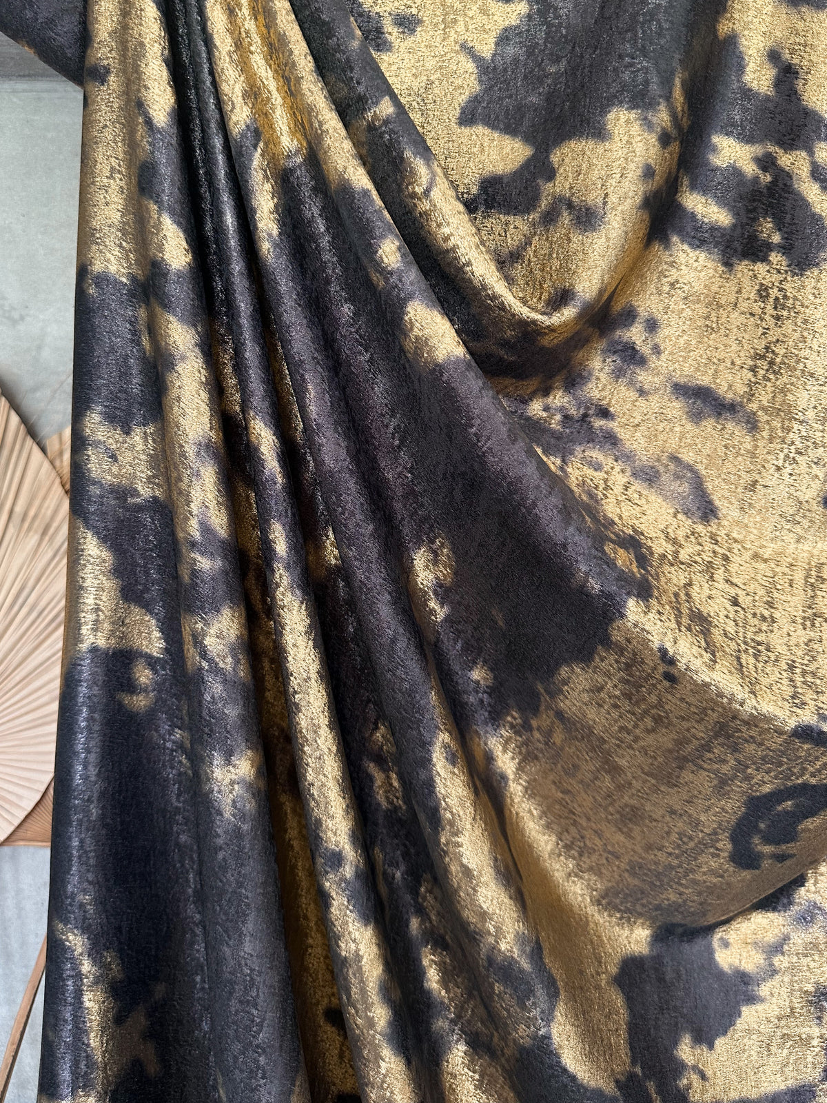 Tela Lamé Foil Estampado Dorado y Grafito