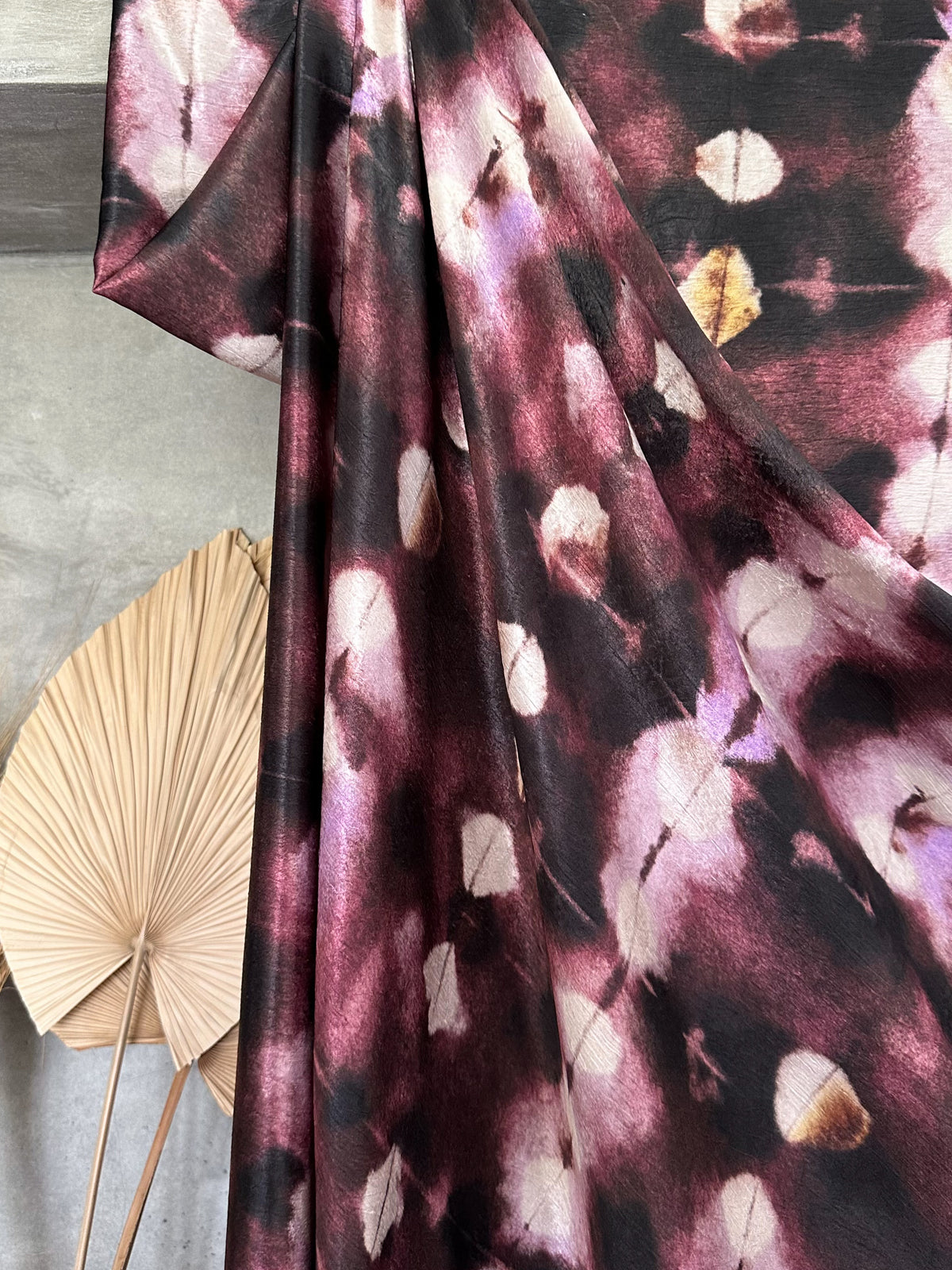Satén Texturizado Estampado Tie Dye en Ciruela, Negro y Crudo