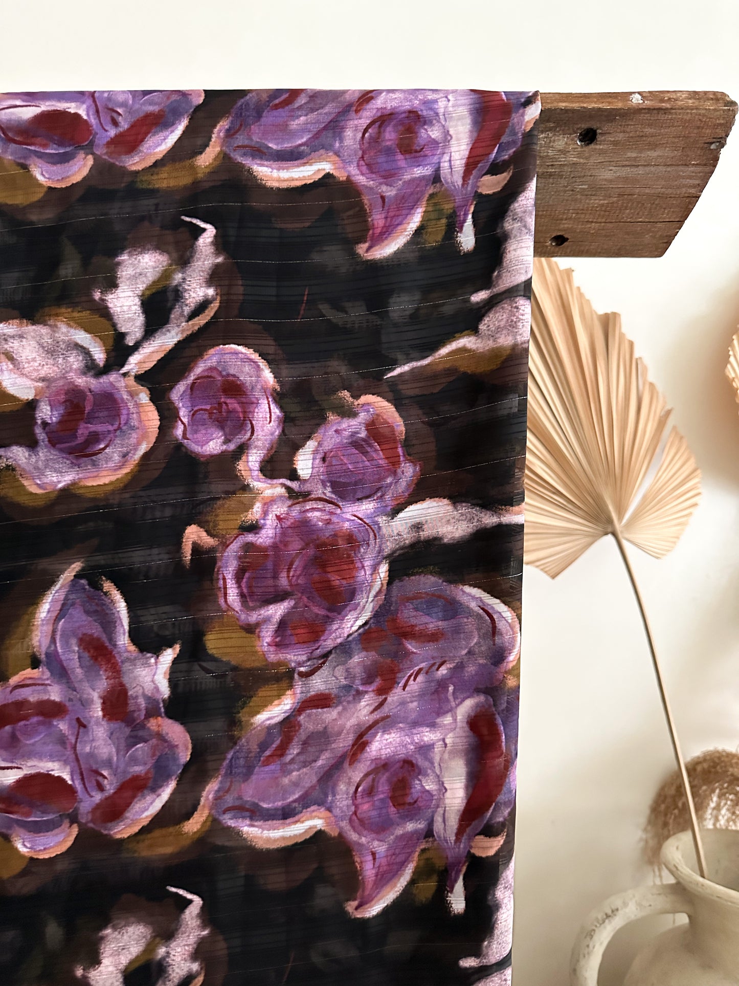 Gasa Lurex Estampada Floral en Tonos Violeta y Burdeo