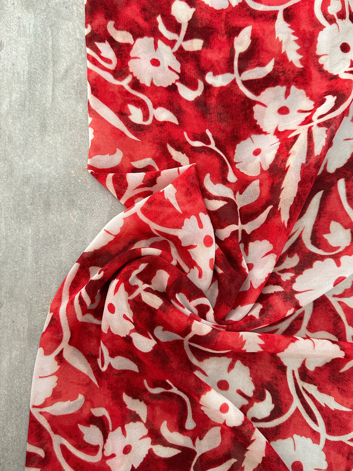 Gasa Estampada Floral en Rojo y Marfil