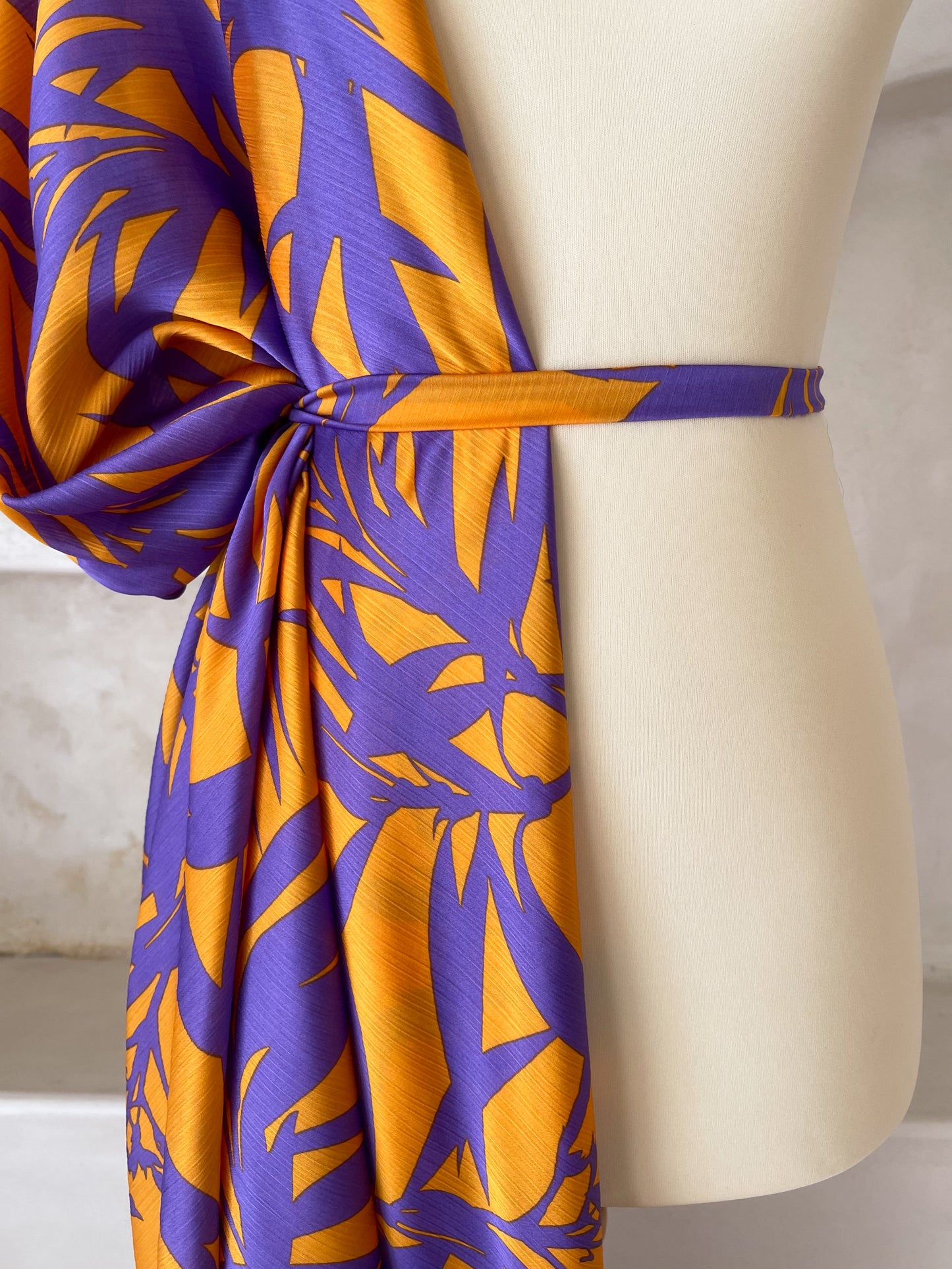 Tela Crepé Satén Crinkle Hojas Geométricas Naranja y Morado