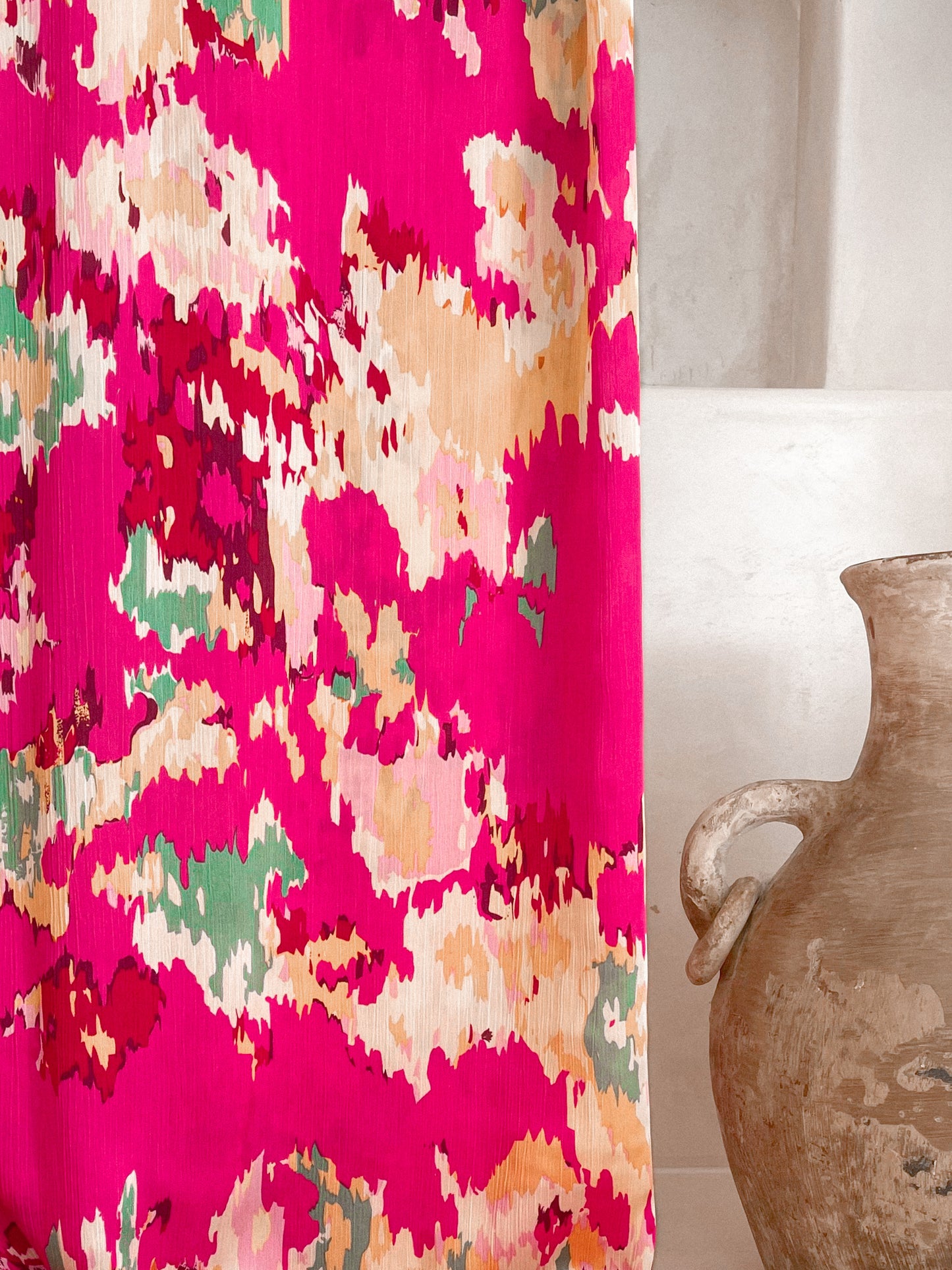 Tela Crepé Satén Crinkle Fucsia con Nude, Verde y Rojo