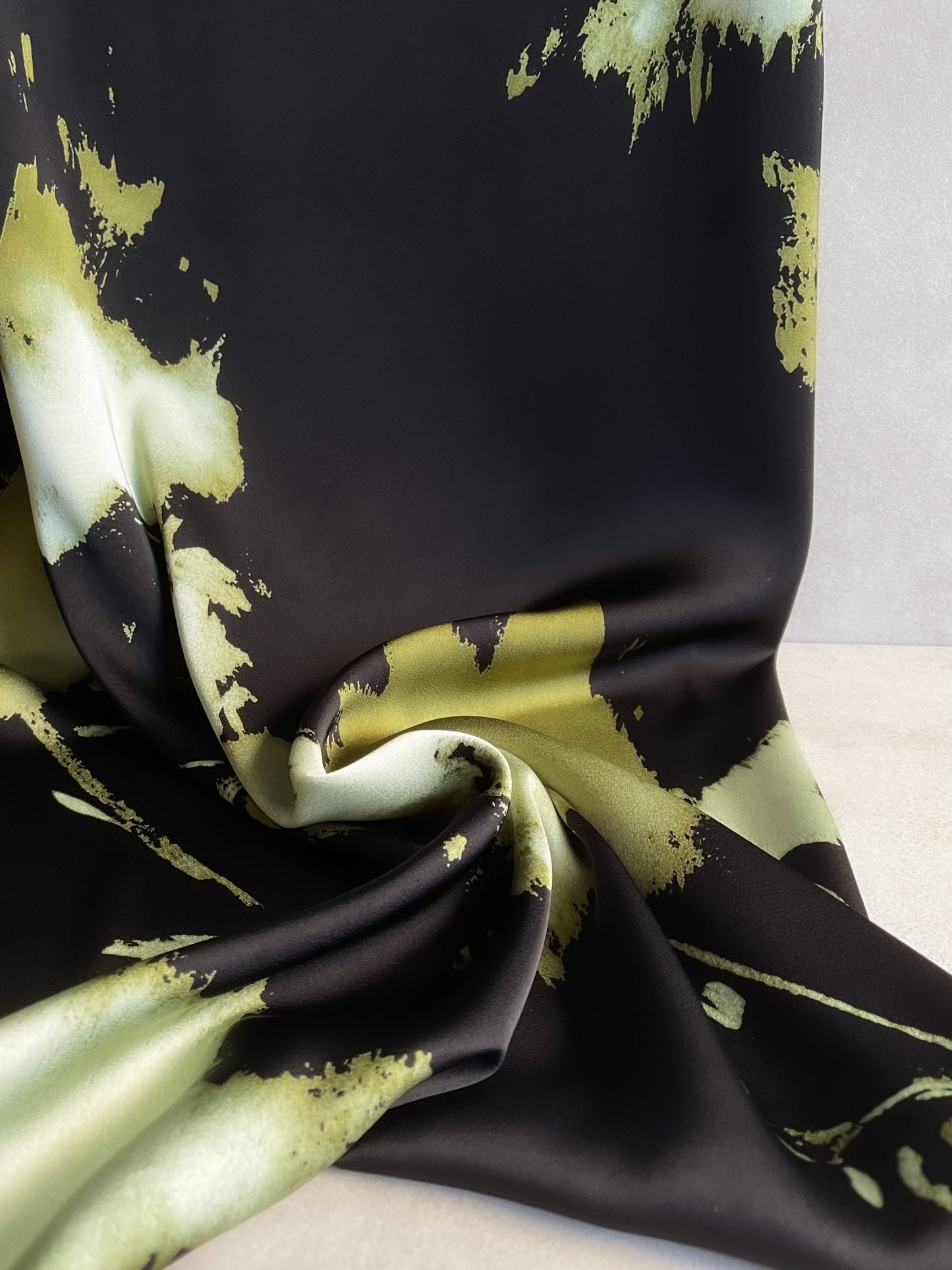 Tela Heavy Crepe Satén Estampado Abstracto en Verde Oliva y Negro Profundo