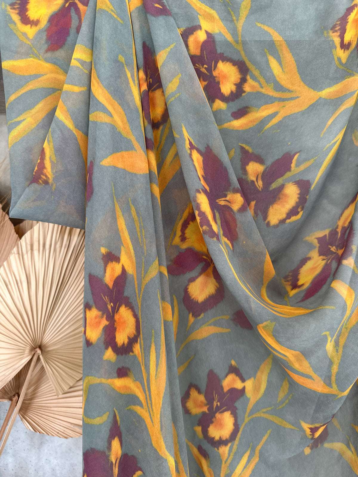 Gasa Estampada Floral en Gris Celeste, Mostaza y Burdeo