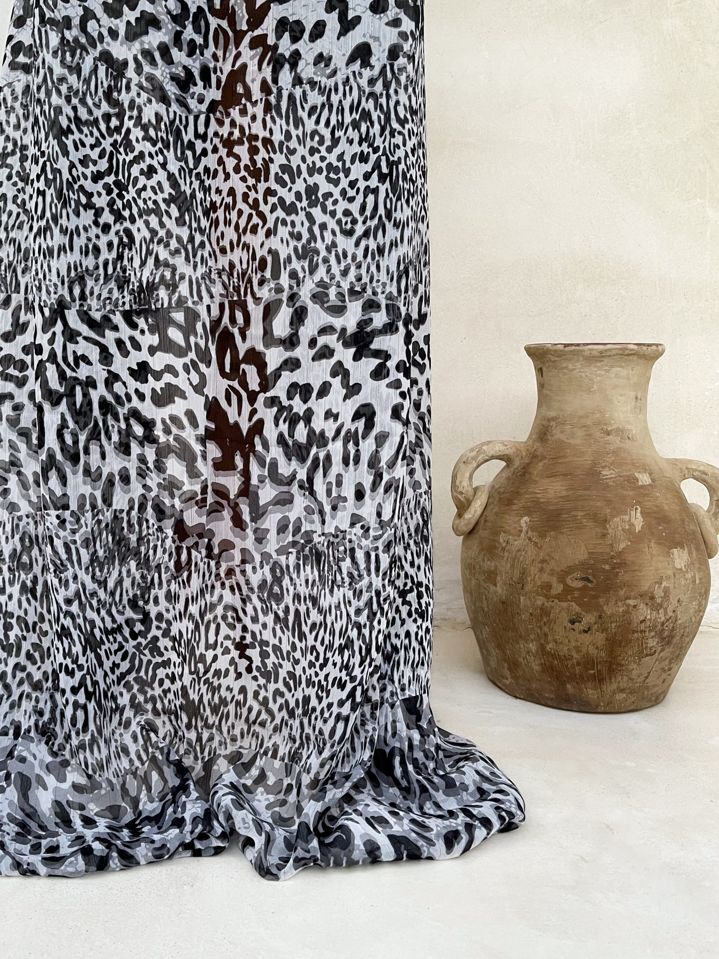 Tela Gasa Animal Print en Blanco y Negro con Lurex Dorado