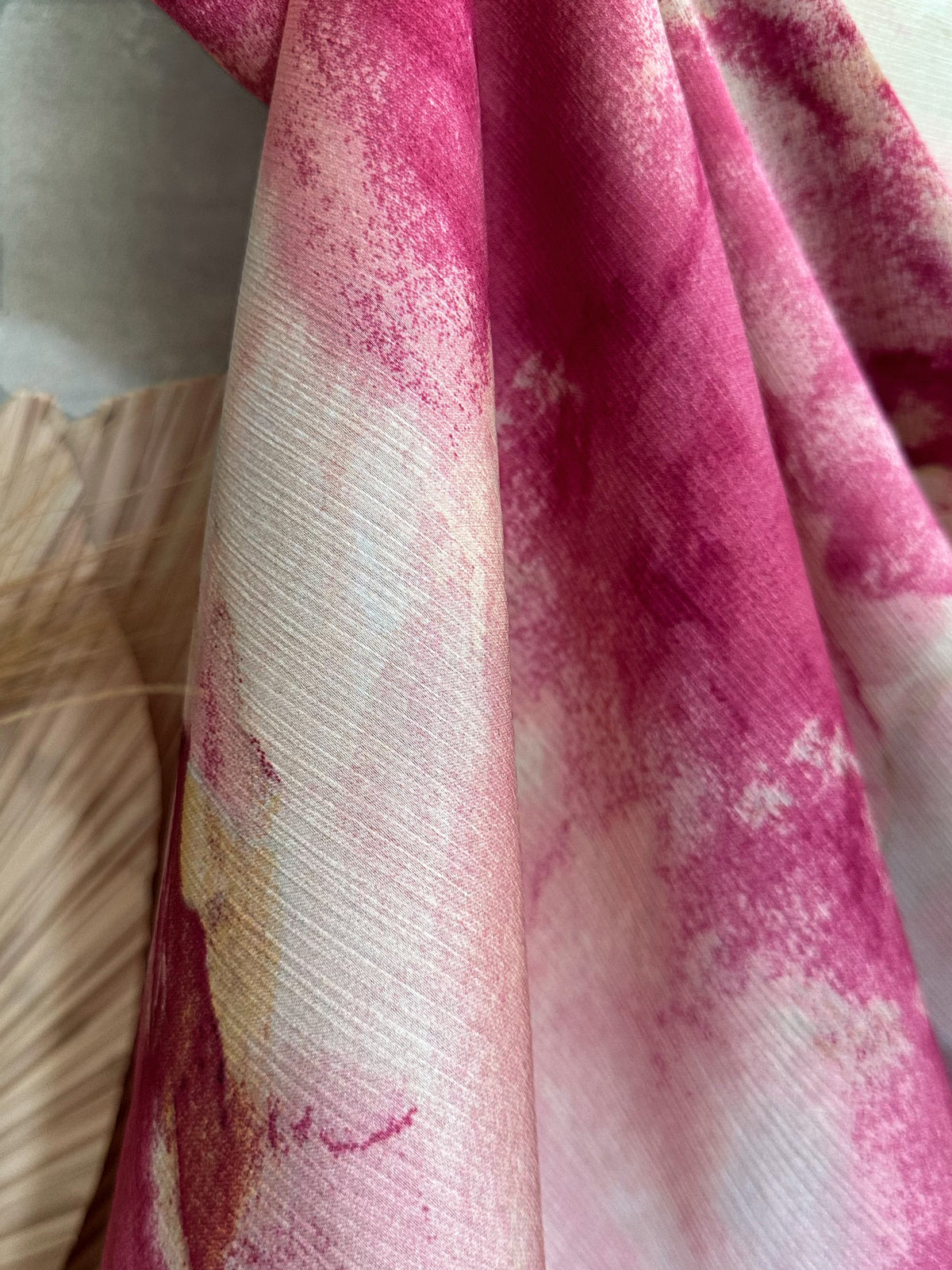 Tela Crepé Satén Crinkle Floral Abstracto en Tonos Fucsia y Rosa