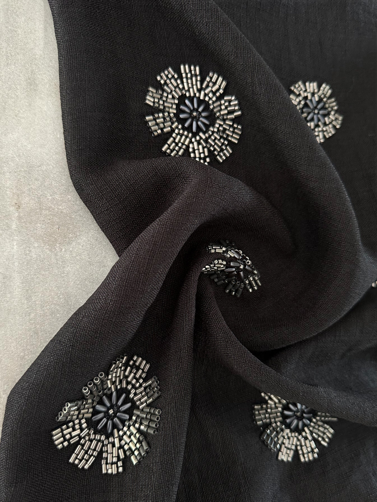 Tejido Bordado Floral Negro