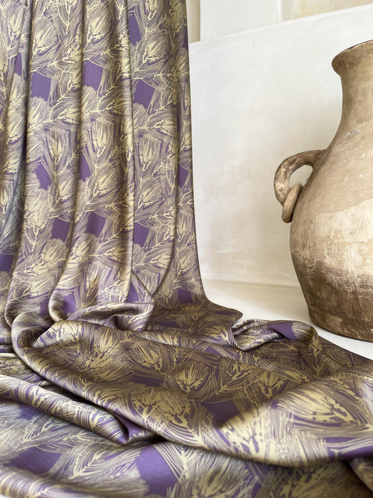 Tela Satén Couture Elastizado – Estampado Botánico en Lavanda Ahumado y Verde Oliva