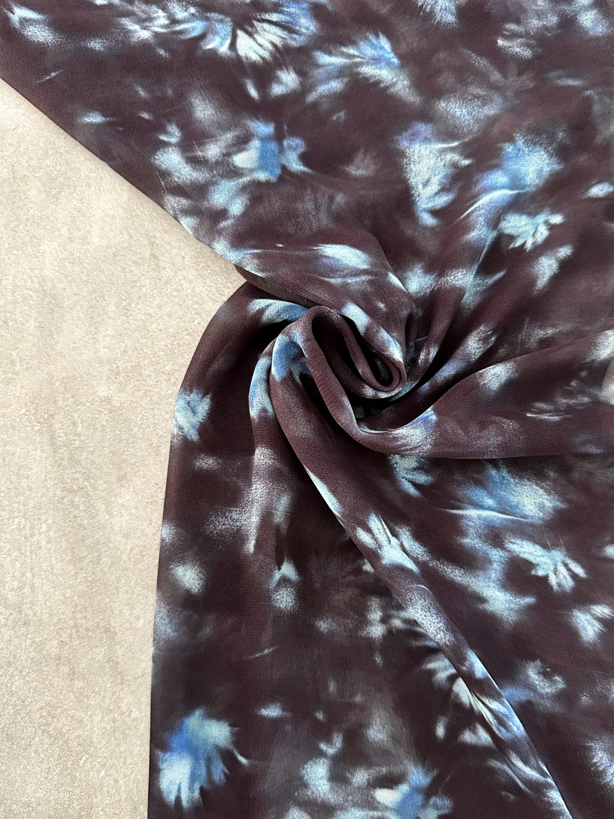 Gasa Estampada Floral en Negro y Celeste
