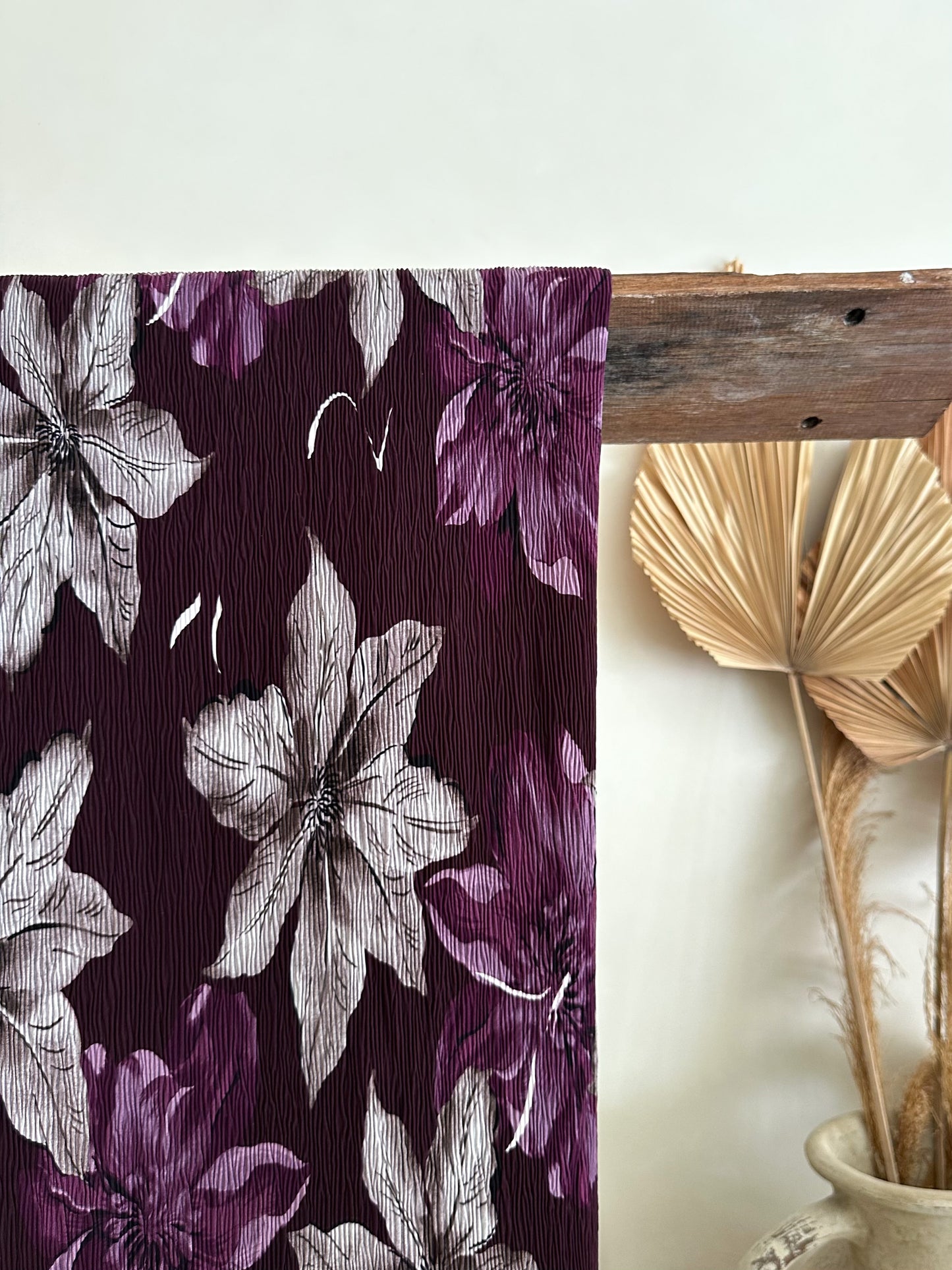 Tela Plisada Estampada Floral en Tonos Morado, gris y Crudo