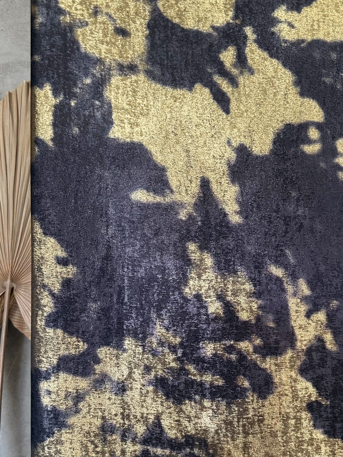 Tela Lamé Foil Estampado Dorado y Grafito