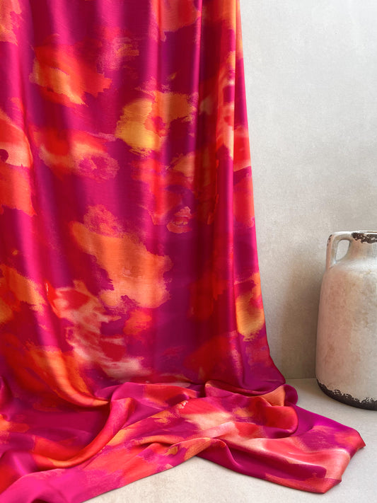 Tela Crepé Satén Crinkle Fucsia con Naranjas y Amarillos